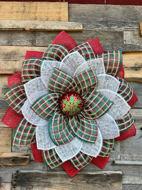 Poly Burlap mesh wreath in flower form with ornament center Christmas Flower Wreaths, Wreath Petals, Easy Mesh Wreath, Holiday Wreath Ideas, Mesh Projects, Mesh Christmas Tree, Ornament Wreaths, Wooden Clothespin Crafts, Mesh Christmas Wreath