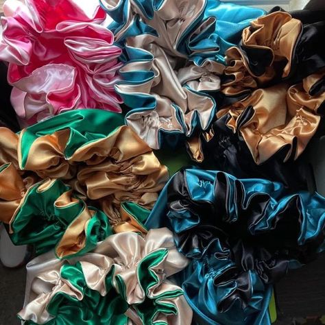 All about our reversible satin bonnet. You deserve one for yourself😘😘 4,200.00NGN #explore #explorepage #scrunchies #hairstyle Bonnets Black Women, Bonnets Aesthetic, Bonnet Aesthetic, South Central Baddies, Custom Bonnets, Scrunchies Hairstyle, 2016 Hairstyles, Silk Hair Bonnets, Golden Corral