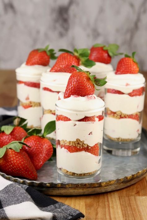 Strawberry Cheesecake No Bake, Cheesecake Shooters, Mini Cherry Cheesecakes, Layer Dessert, Strawberry Cheesecakes, Cherry Cheesecake Recipe, Cheesecake Layer, Cheesecake Parfaits, Dessert Shooters