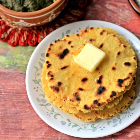 Makki ki roti, is a gluten free Indian flatbread that is a seasonal specialty on Indian winter tables. This is an easy fool proof recipe. Indian Sides, Gluten Free Flatbread, Gluten Free Cornbread, Roti Recipe, Indian Corn, Gf Bread, Indian Festival, Fool Proof Recipes, Indian Recipes