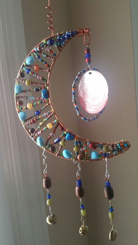 Moon shaped beaded sun catcher Boho Wind Chimes, Sun And Moon Decor, Hantverk Diy, Diy Wind Chimes, Dream Catcher Diy, Moon Shapes, Wire Crafts, Dreamcatchers, Dream Catchers