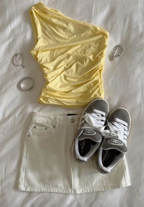 Light Yellow Outfit Ideas, Yellow Concert Outfit, Yellow Top Outfit Aesthetic, Gracie Concert, Yellow Top Outfit, Gameday Fits, Spring Ootd, Campus Outfit, Fashion Truck