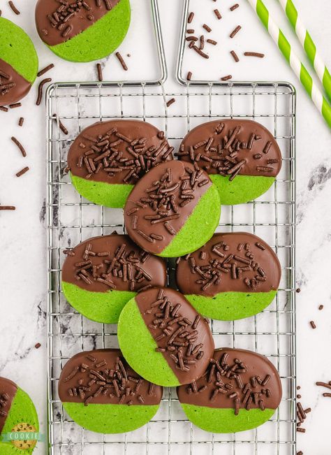 GREEN MINT CHOCOLATE COOKIES - Family Cookie Recipes Cookie Dipped In Chocolate, Mint Chocolate Cookies, Mint Chocolate Recipes, Chocolate Dipped Cookies, Chocolate Mint Cookies, Buttery Shortbread Cookies, Buttery Shortbread, Dipped In Chocolate, Holiday Sprinkles