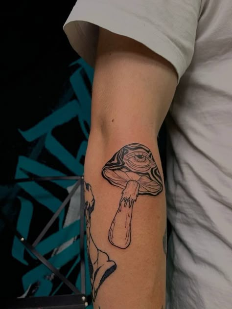 Mens Mushroom Tattoo, Mushroom Tattoo Men, Cool Mushroom Tattoos, Mushroom Eye Tattoo, Mushroom Guy Tattoo, Trippy Mushroom Tattoo, Small Mushroom Tattoo, Tattoo Mushroom, Mushrooms Tattoo