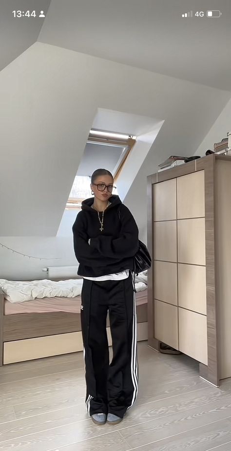 Black And Grey Streetwear Outfit, Aesthetic Adidas Outfit, Uk Garage Fashion, Adidas Parachute Pants Outfit, Put Together Sweatpants Outfit, Football Winter Outfit, Black Adidas Shirt Outfit, Sambas With Sweatpants, Sport Style Outfits Women