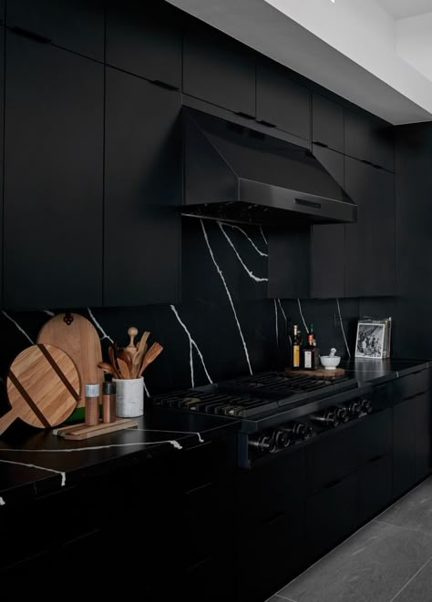 Tour a Dramatic Black Kitchen Designed by Bobby Berk Kitchen Countertop Colors, Black Kitchen Design, Kitchen Cabinet Trends, Black Interior Design, Dark Kitchen, Dark Interiors, Black Kitchen, Black Cabinets, Luxury Homes Dream Houses