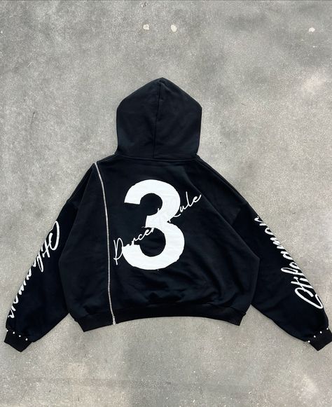 Virgil Abloh 3% Rule Side Zip Hoodie {AUGUST 30TH 2024, 12PM EST} -Appliqué Embroidered Patches Front & Back -Side Zipper Front To Back -Metal Studs -Heavy Weight French Terry Cotton -Drop Shoulder/ Boxy Fit With A Slight Crop SPAM COMMENT “3️⃣” FOR A CHANCE TO WIN A FREE PIECE Bape Jacket, Patch Hoodie, Street Sweatshirt, Retro Pop, Virgil Abloh, Workout Hoodie, Zipper Hoodie, Casual Sweatshirt, Embroidered Patches