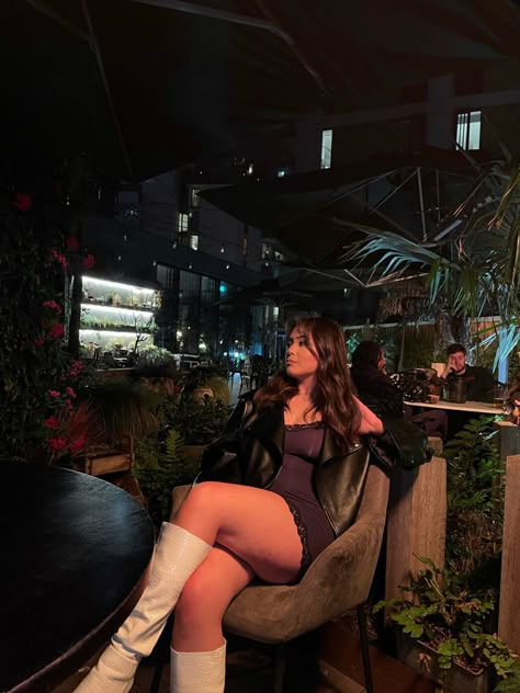 @_darcygreaves on insta Sitting Poses At Cafe, In The House Photoshoot Ideas, Pic Inspiration Instagram, Insta Model Aesthetic Poses, Pose Inspiration Instagram, Fit Poses Instagram, Midsize Poses Instagram, Sitting Insta Poses, Cool Photo Ideas Instagram