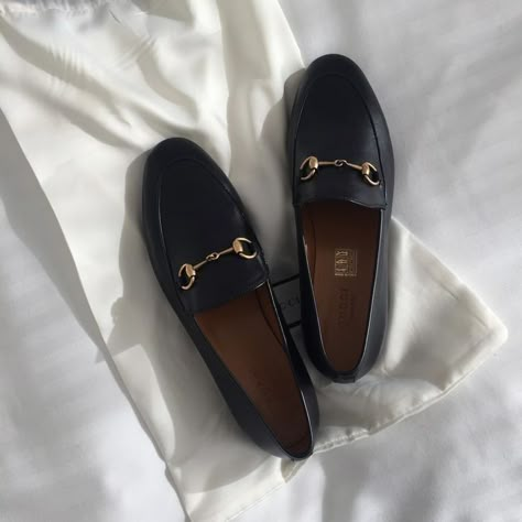 Designer Shoes Gucci, Gucci 2020, Designer Shoes Heels, Fashion Gone Rouge, Gucci Slides, Pretty Sandals, Gucci Loafers, Mode Inspiration, Stylish Shoes