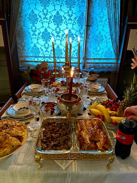 Royal Feast Food, Royal Food Table Aesthetic, Royal Banquet Food, Royal Feast Aesthetic, Royal Dinner Aesthetic, 1800s Food, Feast Aesthetic, Royal Dinner, Banquet Food