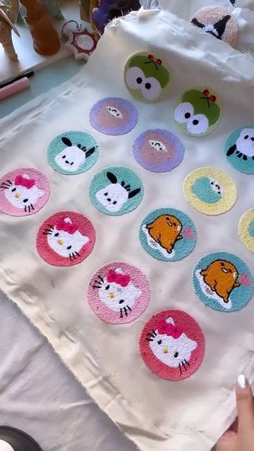 Embroidery Hello Kitty, Pinch Needle, Cat Punch Needle Patterns, Punch Art Ideas, Anime Punch Needle, Bunch Needle, Spongebob Punch Needle, Punch Needle Hello Kitty, Sanrio Punch Needle