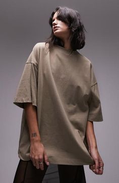 Oversized Silhouettes Elbow Length Tee Shirts, Women Tshirt Outfit, Drop Shoulder Tshirt, Baggy Tshirt, Artist Lifestyle, Oversize Tshirt Outfits, Ripped Tshirt, Oversize Tshirt, Baggy T-shirt