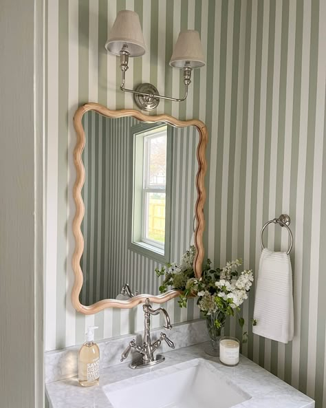 Squiggly Mirror, Bathroom Wallpaper Ideas, Paint Makeover, Gorgeous Bathroom, Trendy Bathroom, Elegant Bathroom, Bathroom Wallpaper, Wallpaper Designs, Dream House Interior