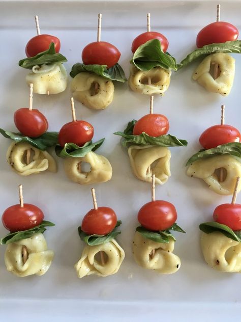 Tortellini Skewers With Pesto, Appetizers Italian Appetizer Ideas, Easy Italian Party Food, Tortellini Skewer, Marinated Tortellini, Tortellini Skewers Appetizers, Tortellini Kabobs, Make Ahead Cold Appetizers, Summer Party Snacks