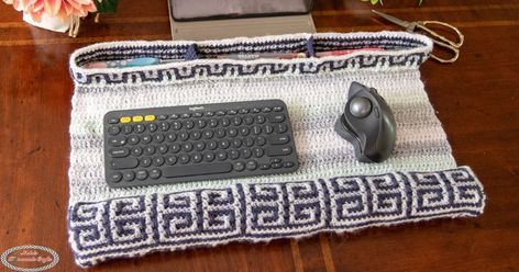 FREE Mosaic Crochet Keyboard Wrist Cushion with Storage Pattern Storage Pattern, Crochet Hook Holder, Crochet Game, Cushion Storage, Crochet Symbols, Mosaic Crochet, Fun Crochet, Bobble Stitch, Double Crochet Stitch