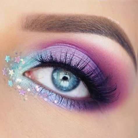 Unicorn Eyeshadow, Eye Eyeliner, Eyeliner Lips, Contouring Makeup, Galaxy Makeup, Trendy Eyeshadow, Purple Eye Makeup, Unicorn Makeup, Makijaż Smokey Eye