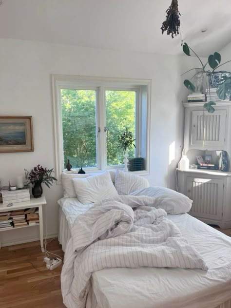 Swedish Interior Design Bedroom, Scandinavian Dorm Room, Swedish Room Aesthetic, Scandinavian Room Bedroom, Scandinavian Room, Coastal Room, Simple Room, Coastal Granddaughter, Up House