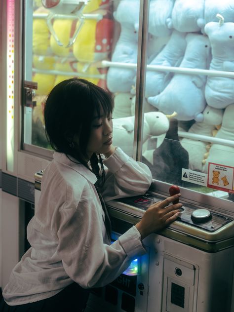 Anime Photoshoot Ideas, Late Night Vibes Aesthetic, Gamer Photoshoot, Night Vibes Aesthetic, Arcade Photoshoot, Asian Retro, Dreamy Photoshoot, Late Night Vibes, Retro Photoshoot