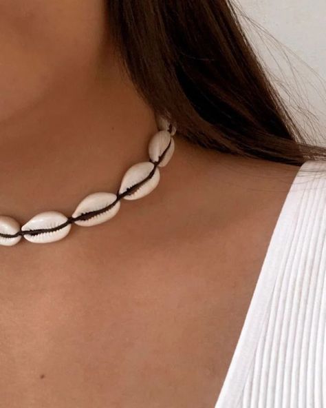 CHOCKER DE CARACOLES 🐚 | siempre quedan hermosos con tu look ✨️ • STOCK LIMITADO!! Hacé tu pedido 🌈🛒 • Mirá todos los accesorios en el catálogo de la biografía 🥰🛒 • Hacemos envíos a todo el país🇦🇷 #accessories #jewelry #caracoles #chocker #collar #emprendedoras #emprendimiento #venta #instagood Cowrie Shell Jewelry, Cowrie Shell Necklace, Creative Soul, Cowrie Shell, Shell Jewelry, Shell Necklaces, Summer Jewelry, Pretty Jewellery, Accessories Jewelry