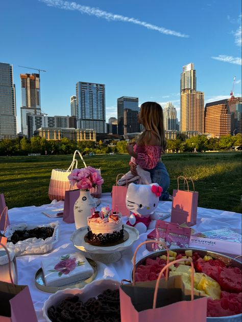 Hello Kitty Picnic, Picnic Date Food, Girly Birthday Party, Kitty Aesthetic, Birthday Goals, Picnic Inspiration, Hello Kitty Aesthetic, Pink Lifestyle, Cat Birthday Party