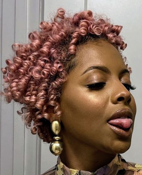 Rose Gold Hair Color On Black Women, Short Pink Curly Hair Black Women, Rose Gold Natural Hair Black Women, Rose Gold Hair Black Women, Curly Hair Pink Highlights, Pink 4c Hair, Pink Hair On Brown Skin, Pink Hair Outfits, Rose Gold Brown Hair