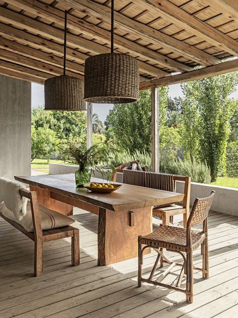 A rustic yet modern veranda in a vacation home in Uruguay. Outdoor Room Decor, Outdoor Dining Room, Decor Minimalist, Outdoor Dining Area, Wooden Table, Outdoor Rooms, Outdoor Dining Table, Outdoor Design, Home Decor Kitchen