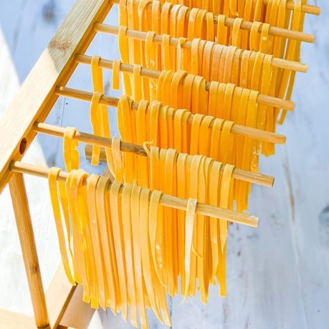 Chickpea Flour Pasta Recipe, Making Homemade Pasta, Cooking Fresh Pasta, Chickpea Flour Recipes, Homemade Pesto Sauce, Lentil Pasta, Chickpea Pasta, Making Pasta, Pasta Machine