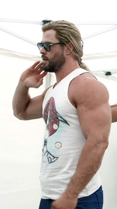 Chris Hemsworth Muscles, Thor Body, Chris Hemsworth Body, Thor Chris Hemsworth, Chris Hemsworth Shirtless, Best Bodybuilder, Buff Guys, Hemsworth Brothers, Thor Love And Thunder