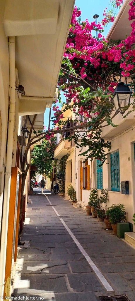 Discover the Charming Town of Rethymno, Crete - Nomadehjerter Vacay Photos, Banana Boats, Rethymno Crete, Greek Town, Cozy Restaurant, Outdoor Theater, Cebu City, Family Hotel, Greek Island