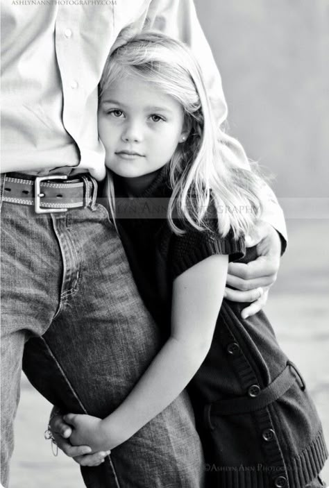 Sweet Father Daughter Poses, Father Daughter Pictures, Father Daughter Photos, Father Daughter Photography, Daughter Photo Ideas, Dad Daughter, Father Daughter, Foto Poses, Shooting Photo