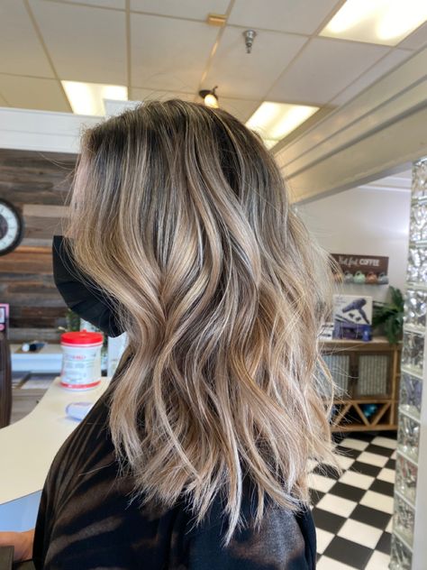 Streaky Blonde Balayage, Neutral Blonde Balayage Dark Roots, Blonde Rooty Balayage, Balayage Close To Roots, Light Brunette Hair With Blonde Balayage, Bronde Balayage Shadow Root, Medium Length Dark Blonde Balayage, Rooty Beige Blonde, Mid Blonde Balayage