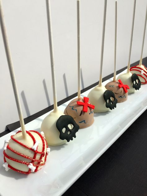 pirate themed cake pops Pirate Desserts, Pirate Cupcakes, Pirates Of The Caribbean Cake, Carribean Desserts, Pirate Candy, Pirate Macarons, Pirates Of The Caribbean Cupcakes, Pirate Candy Bar, Pirate Party Cake Table