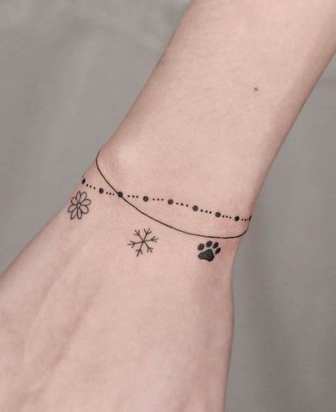 Friendship Bracelet Tattoo, Bracelet Tattoos With Names, Bracelet Tattoo Ideas, Braclet Tattoo, Tattoos Pulseras, Bracelet Tatoo, Charm Bracelet Tattoo, Wrist Bracelet Tattoo, Charm Tattoo