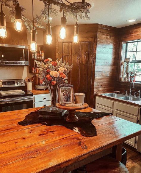 Texas Ranch Decor Ideas, Country Home Ideas Living Room, Western Kitchen Table Decor, Western Home Decor Ranch Style Kitchen, Western Kitchen Decor Ideas, Western Houses Ranch Style, Ranch Style Homes Interior Decor, Western Living Room Ranch Style, Western Kitchen Ideas