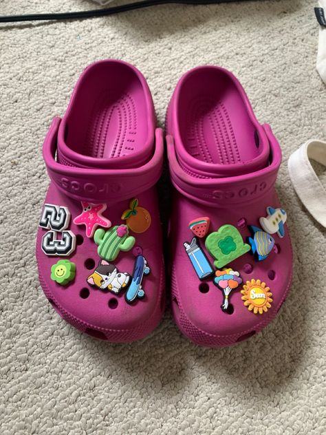 Pink Croc Jibbitz Ideas, Pink Crocs Jibbitz Ideas, Hot Pink Crocs With Jibbitz, Crocs With Jibbitz Ideas, Crocs Preppy, Pink Crocs With Jibbitz, Pink Crocs Aesthetic, Croc Colors, Pink Jibbitz