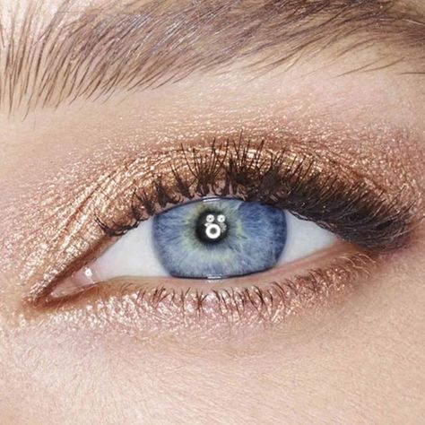 Gold smokey eye makeup on blue eyes close-up Eye Makeup On Blue Eyes, Makeup On Blue Eyes, Gold Smokey Eye Makeup, Make Green Eyes Pop, Brown Eyeliner Pencil, Champagne Eyeshadow, Green Eyes Pop, Classic Eyeliner, Gold Smokey Eye