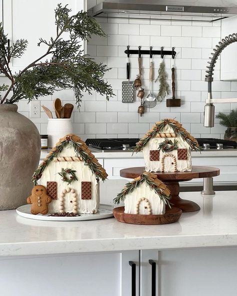 Diy Traditional Home Decor, Gingerbread House Rustic, Rustic Gingerbread House Decorations, Gingerbread House Modern, Gingerbread Making Party, Gingerbread Building Ideas, Ginger Bread House Decor Ideas, Gingerbread Decorating Ideas, Modern Gingerbread House