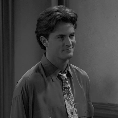 Mathew Perry Aesthetic, Matthew Perry 90s Aesthetic, Matthew Perry 80s, Matthew Perry 90s, Young Matthew Perry, Matthew Perry Young, Chandler Friends, Smile Wallpaper, 90s Men