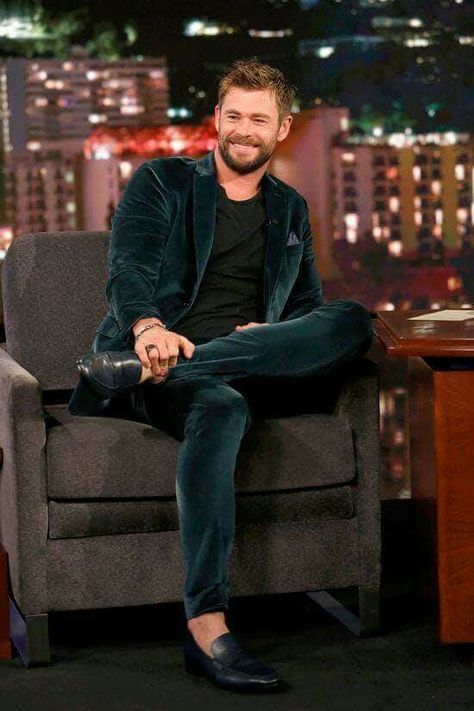 Coat Pant For Men, Hemsworth Brothers, Party Outfit Men, Chris Hemsworth Thor, Blazer For Boys, Liam Hemsworth, Pole Fitness, Christmas Men, Chris Hemsworth