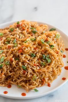 Turn packaged ramen into a drool-worthy dish with this 15-minute Sriracha sesame noodle recipe Top Ramen Recipes, Sesame Noodle, Sesame Noodles Recipe, Ramen Hacks, Ramen Dishes, Easy Ramen, Top Ramen, Sesame Noodles, Noodle Recipe