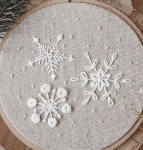 Embroidery Ideas Simple, Snowflake Embroidery Pattern, Embroidery Patterns Christmas, Embroidery Snowflake, Christmas Embroidery Hoop, Snowflakes Embroidery Pattern, Christmas Embroidery Ideas, Snowflakes Diy, Snowflakes Drawing