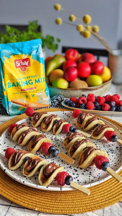 Pancake Finger Food, Mini Nutella Pancakes, Cafe Food Ideas Breakfast, Fruit Food Recipes, What To Put In Crepes, Pancake Business Ideas, Cute Birthday Snacks, Pancake Kebab, Fruit Pancakes Recipe