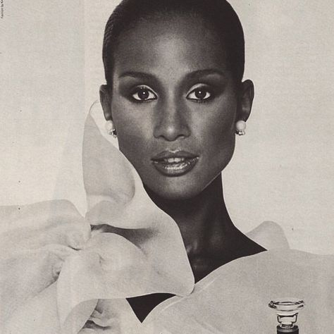 Born: October 13, 1952 Buffalo, NY    American model, actress, singer, and businesswoman. She rose to fame when she became the first African-American model to appear on the cover of American Vogue in August 1974 American Vogue, Beverly Johnson, African American Beauty, Beauty Advertising, Perfume Ad, Vintage Black Glamour, American Model, Collage Vintage, Vintage Perfume