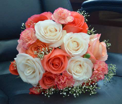 Koralna, roza in krem kombinacija Coral Carnations, Bridal Bouquet Coral, Coral Wedding Colors, White Gypsophila, Coral Wedding Flowers, Coral Roses, Rose Bridal Bouquet, Bridesmaid Bouquets, Rose Wedding Bouquet