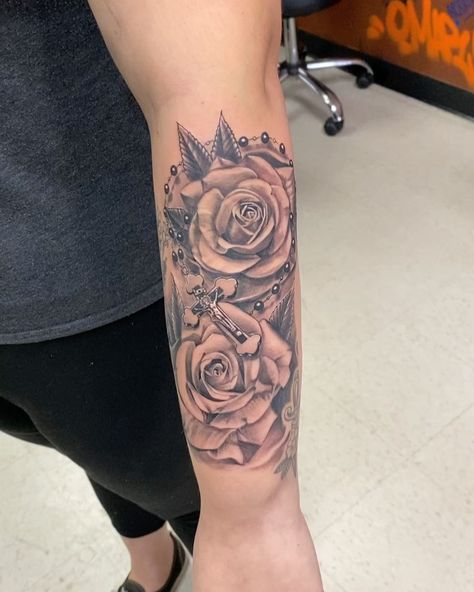 Rosary With Roses Tattoo, Roses And Rosary Tattoo, Rose Rosary Tattoo, Shoulder Rose Tattoos For Women, Rose And Rosary Tattoo, Cute Rosary, Rosary Tattoo Arm, Hood Tattoos, Rosary Tattoo On Hand