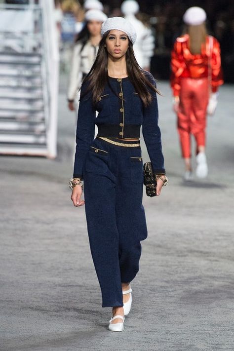 Chanel | Cruise 2019 | Look 51 Chanel Outfits Women, Chanel Style Jacket, Runway Fashion Couture, Mode Chanel, Chanel Cruise, Looks Street Style, Nautical Fashion, Chanel Fashion, Moda Vintage