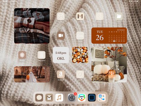 Halloween Ipad Homescreen, Ipad Halloween Wallpaper Aesthetic, Home Screen Organization Ipad, Fall Ipad Setup, Ipad Homescreen Ideas Halloween, Ipad Home Screen Ideas Aesthetic, Ipad Homescreen Ideas Fall, Ipad Background Fall, Fall Ipad Homescreen