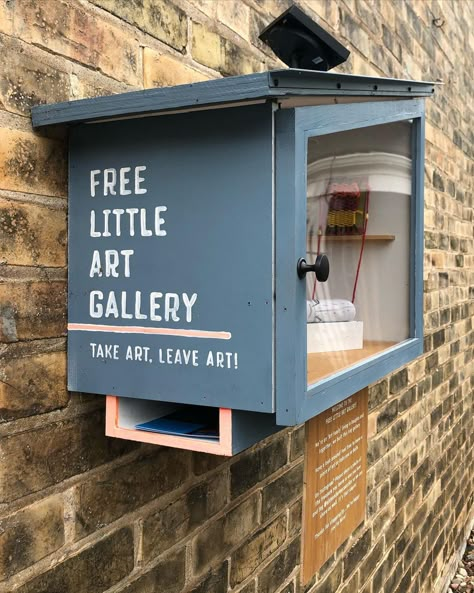 Free Little Art Gallery Ideas, Little Free Art Gallery, Free Little Library Ideas, Little Library Ideas, Diy Little Free Library, Tiny Art Gallery, School Art Gallery, Little Free Library Ideas, Free Little Library