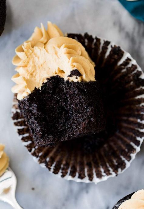 Dark Chocolate Cupcakes (with Peanut Butter Frosting!) - Sugar Spun Run Milkshake Cupcakes, Chocolate Cupcakes With Peanut Butter, Butter Cupcake Recipe, Cupcakes With Peanut Butter Frosting, Buttermilk Cupcakes, Frosting Cupcakes, Sugar Spun Run, Chocolate Peanut Butter Cupcakes, Dark Chocolate Cupcakes