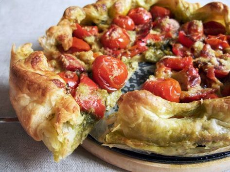 Rustic PestoTomato Tart — Eatwell101 Rustic Tomato Tart, Tomato Tart Recipe, Chicken Lunch Recipes, Vegetable Tart, Savoury Tarts, Rustic Recipes, Savory Tarts, Tarte Fine, Tomato Tart